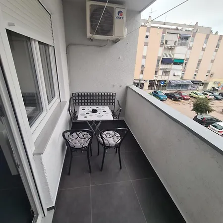 Apartment Hall Of Fame -center Split